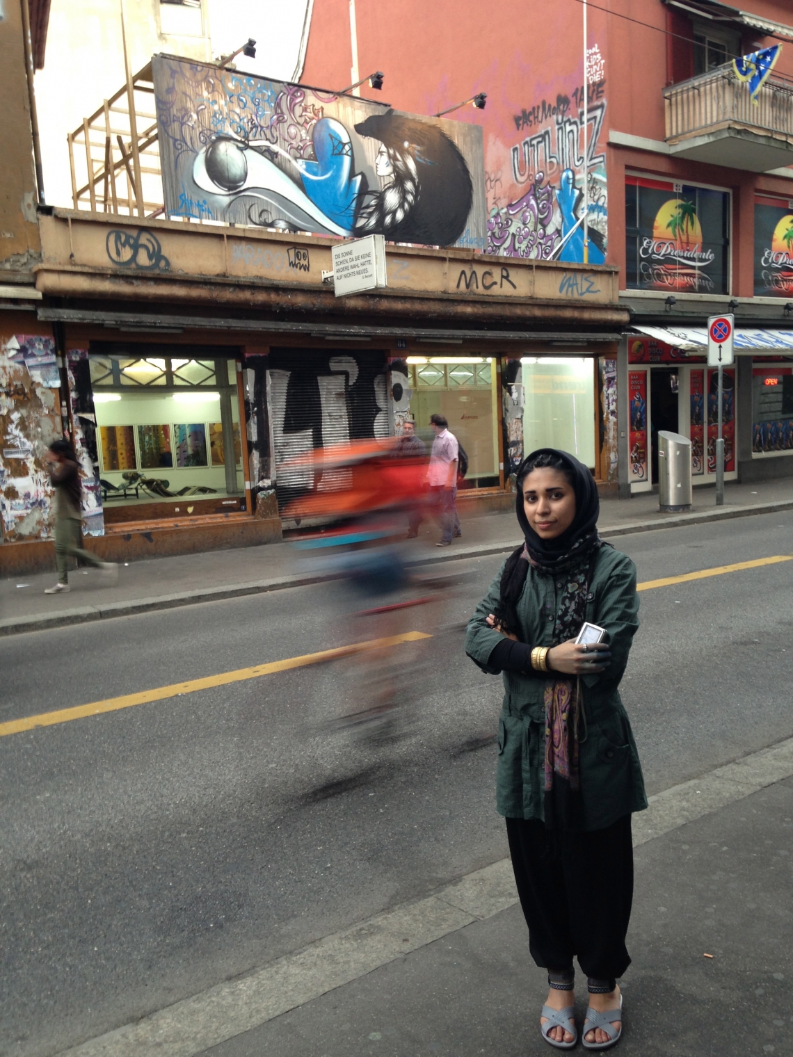 Shamsia Hassani vor der Perla-Mode, Billboard von Lisa Looser und Shamsia Hassani