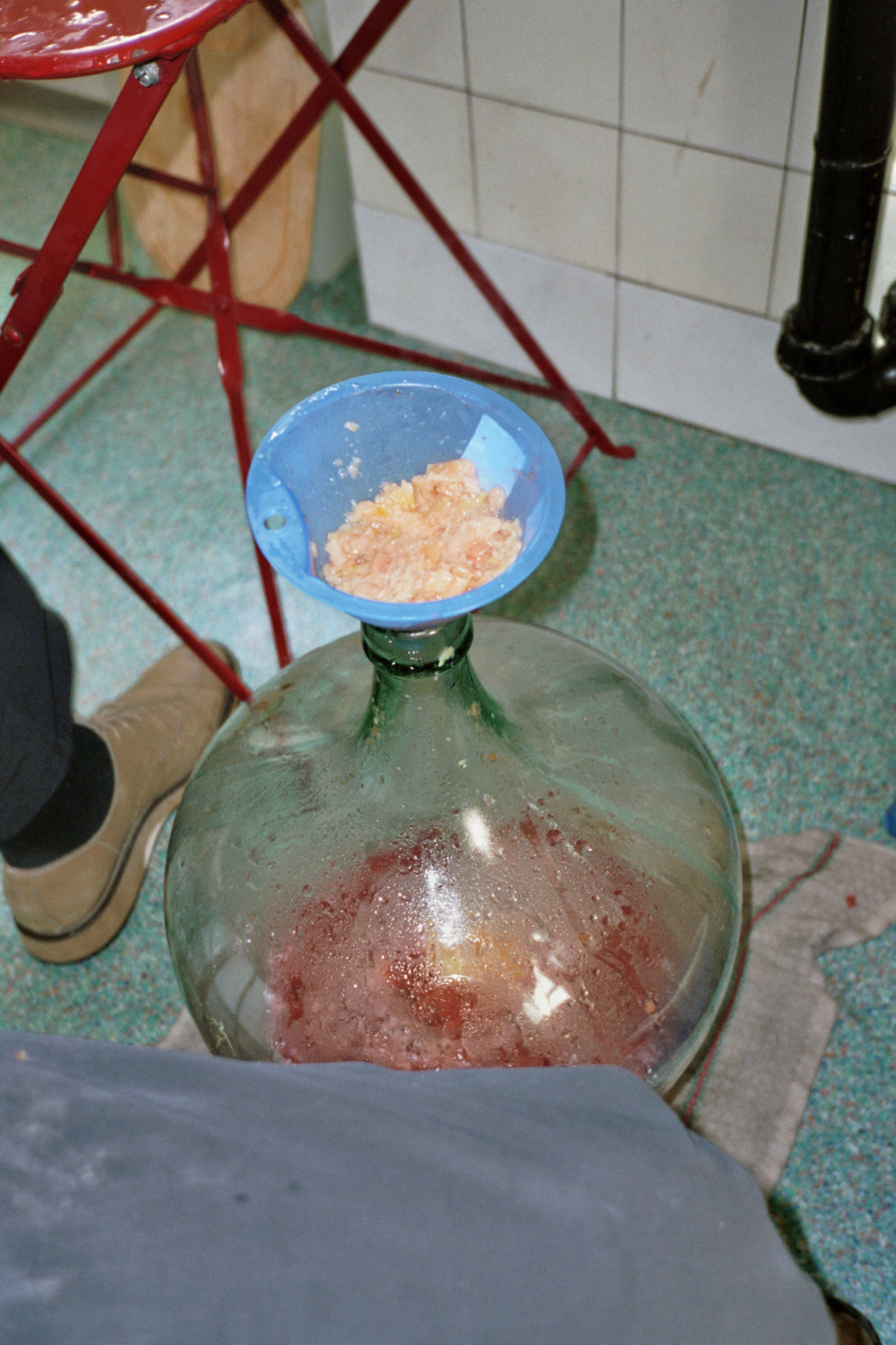 planet22 "microscopium/ out of orbit", Dirk Meinzer, Ansetzen des Gebräus, message salon Rigiplatz, Zürich