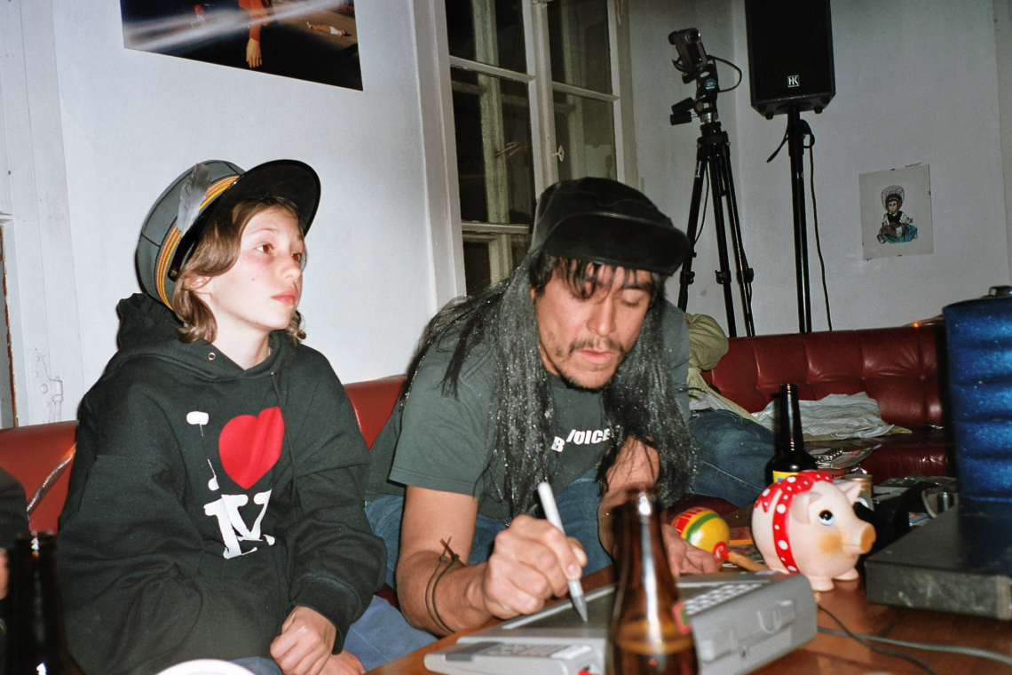 Miss Stini Chatzemusig, d'Rumpelchammere, message salon Rigiplatz, Zürich