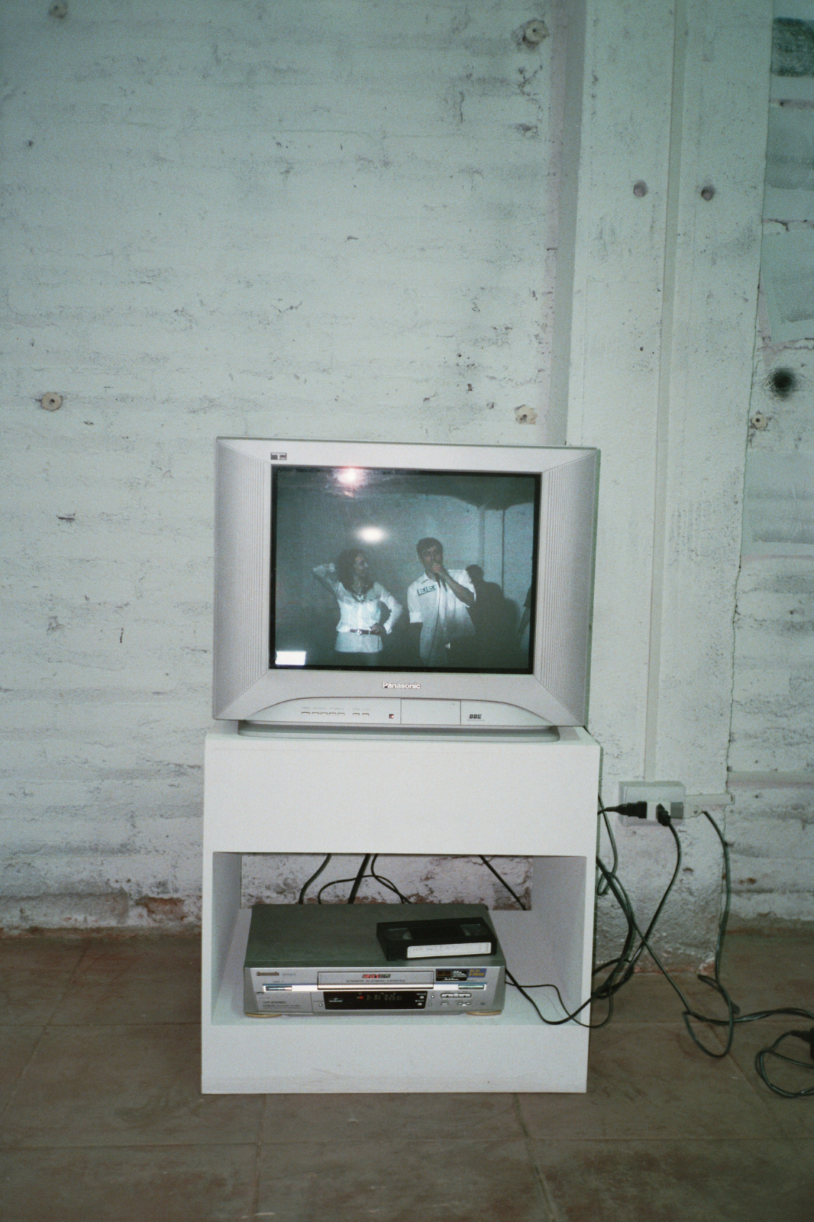 EiEi, message salon präsentiert "Valparaiso Experiment", Video der Live Performance installiert in der Ausstellung, Valparaiso port, Chile