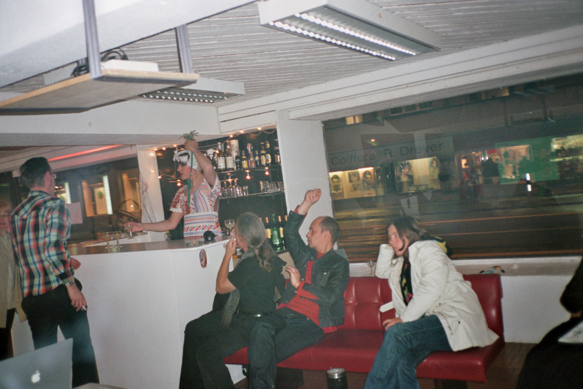 Diego Fernández, Felipe Mujica and Johanna Unzueta "Dispersed Pieces of Something", Artist Talk, Carmen Miranda serves pisco sours at the bar, message salon Rigiplatz, Zurich