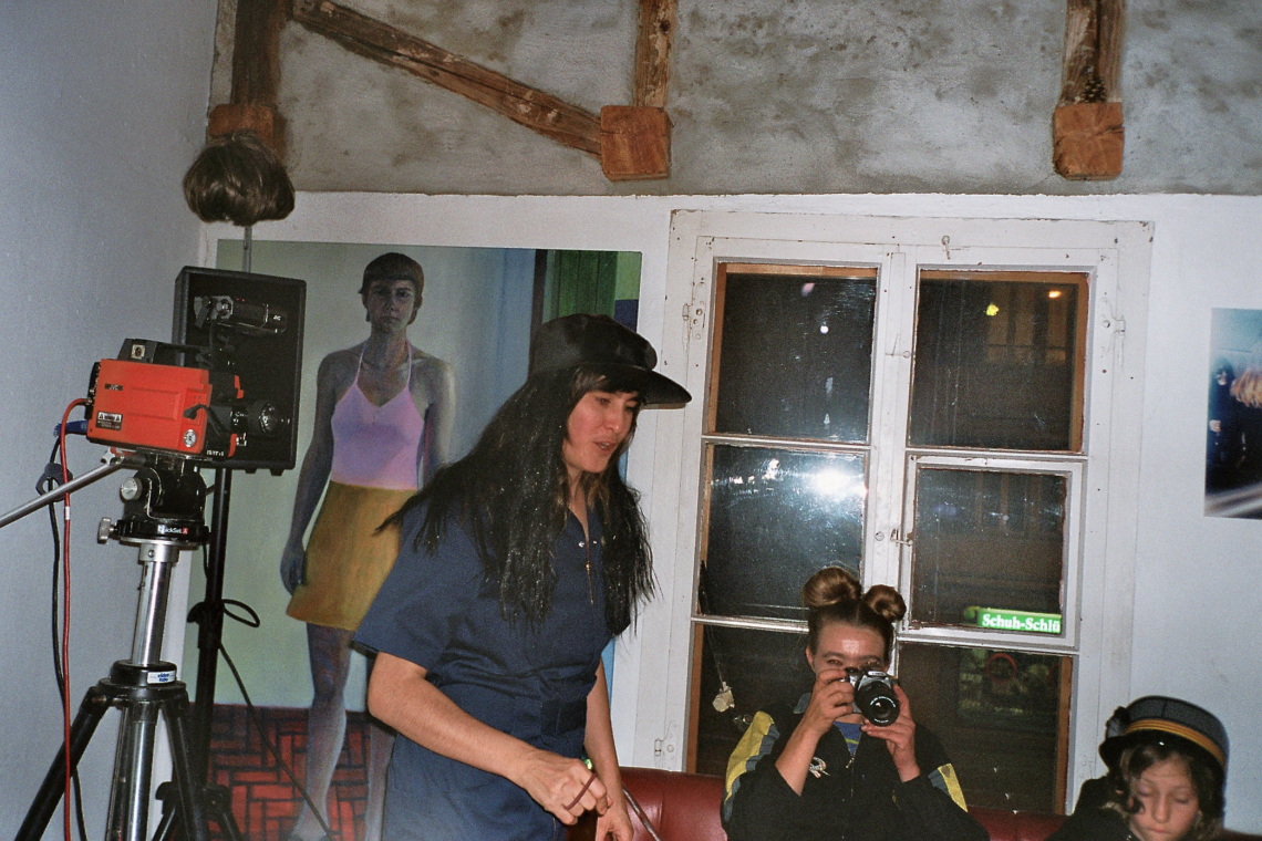 Miss Stini Chatzemusig, d'Rumpelchammere, message salon Rigiplatz, Zürich