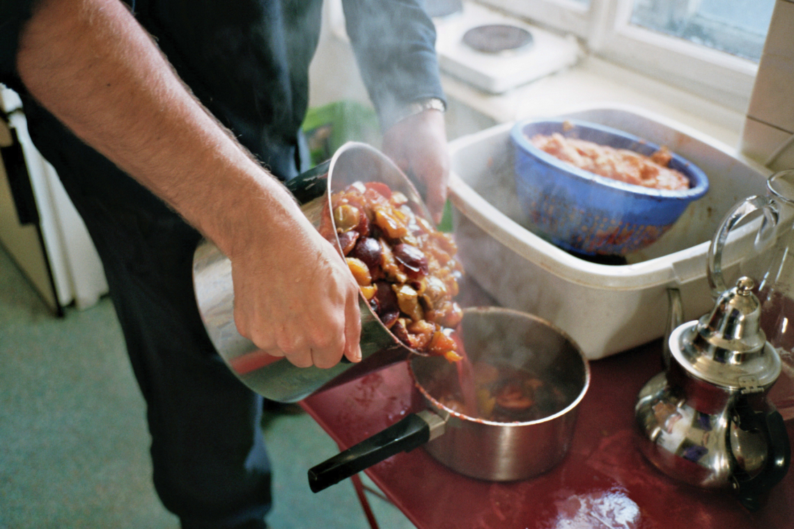 planet22 "microscopium/ out of orbit", Dirk Meinzer, Ansetzen des Gebräus, message salon Rigiplatz, Zürich