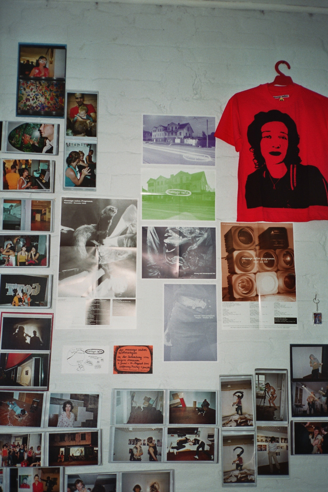 EiEi, Esther Eppstein, message salon Installation, Document Center, Valparaiso, Chile