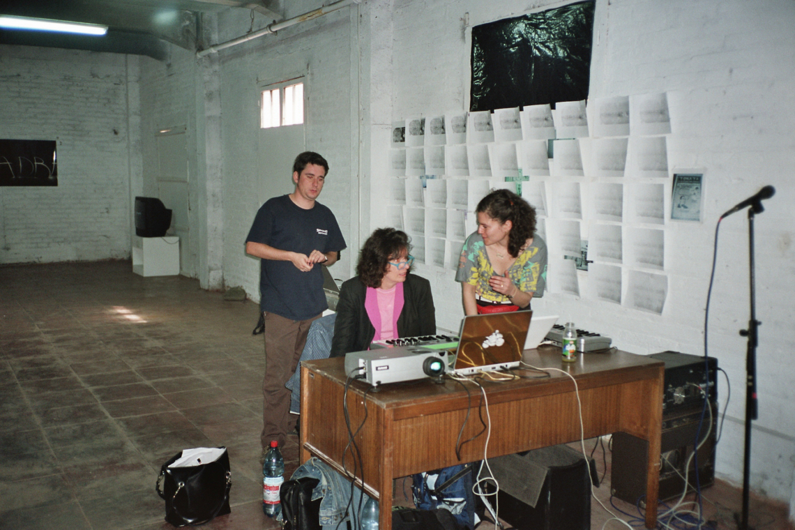 EiEi, Aufbau "Valparaiso Experiment" Selina Trepp und Pablo Mellado, message salon, "In Situ Action", Valparaiso port, Chile