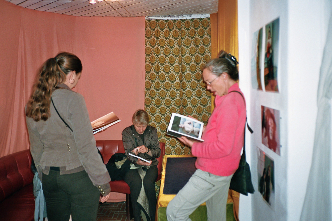 Ruth Erdt "Hunde, Hasen und Wurfgeschosse", message salon Rigiplatz, Zürich 