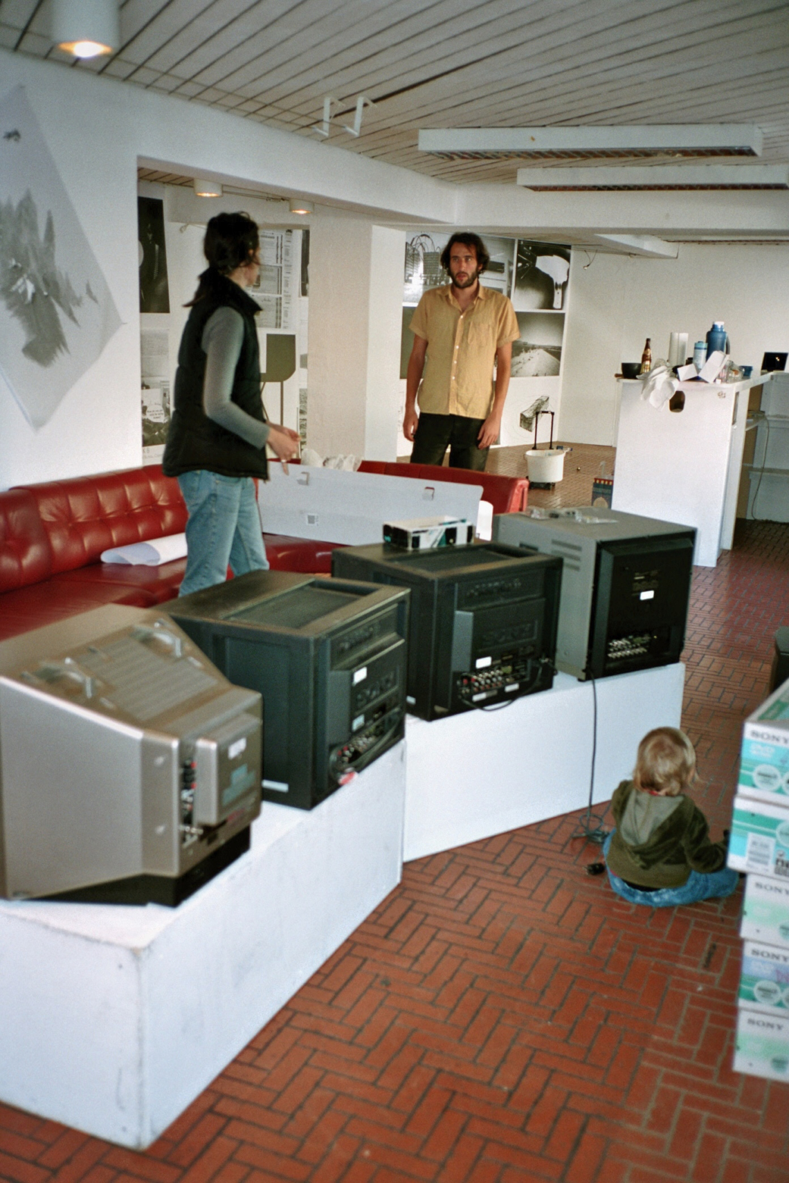 planet22 "microscopium/ out of orbit", Peter Stoffel und Solvej Dufour Andersen, Aufbau der Ausstellung, message salon Rigiplatz, Zürich