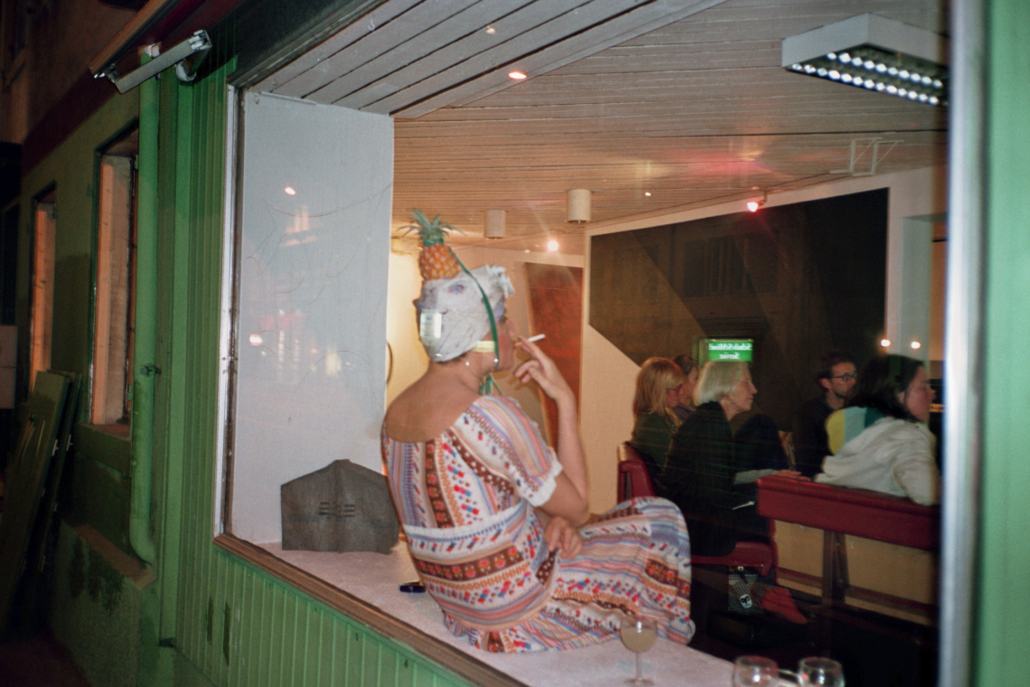 Diego Fernández, Felipe Mujica and Johanna Unzueta "Dispersed Pieces of Something", Artist Talk, Carmen Miranda serves pisco sours at the bar, message salon Rigiplatz, Zurich