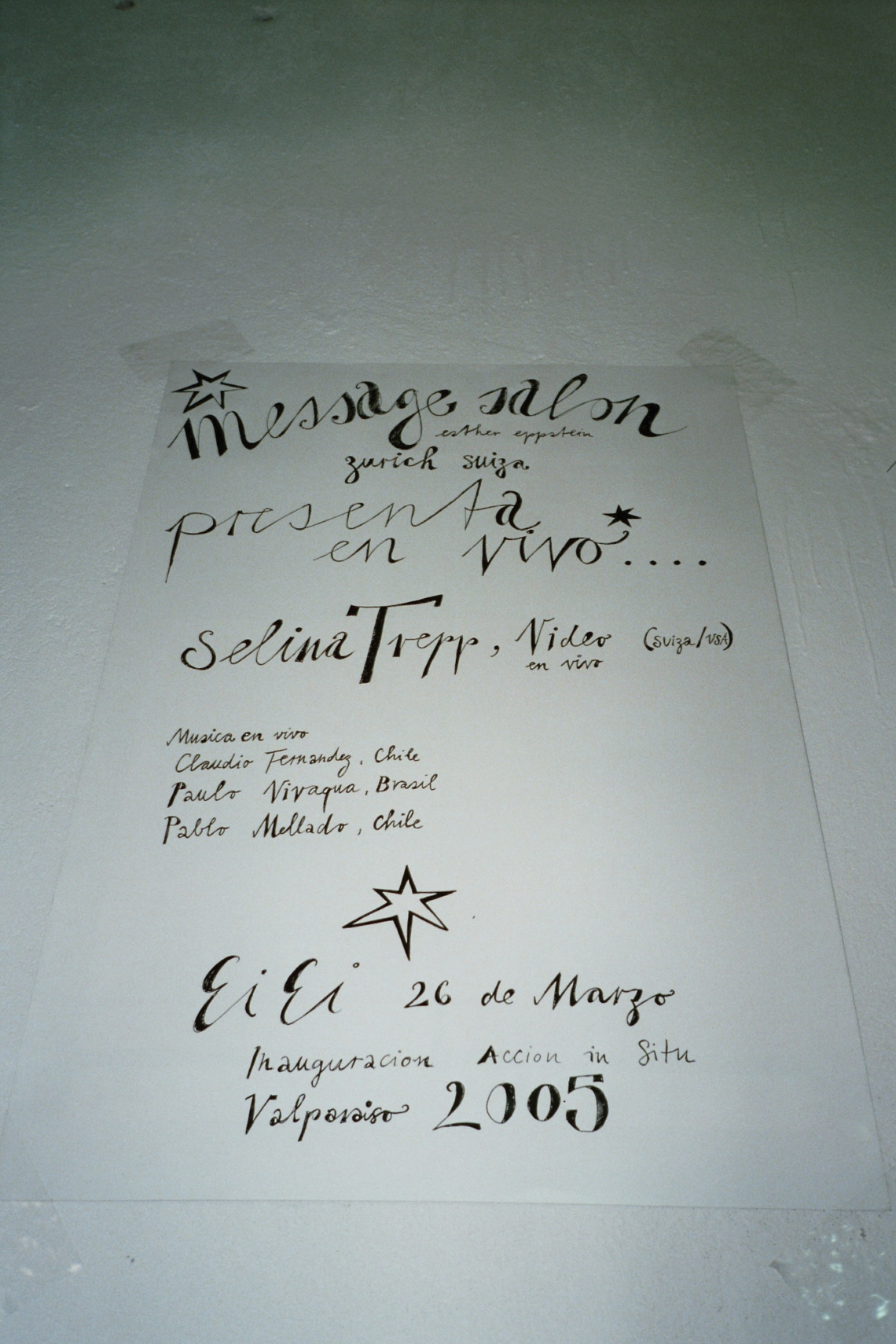 EiEi, message salon präsentiert "Valparaiso Experiment", Plakat in der Ausstellung, Valparaiso, Chile