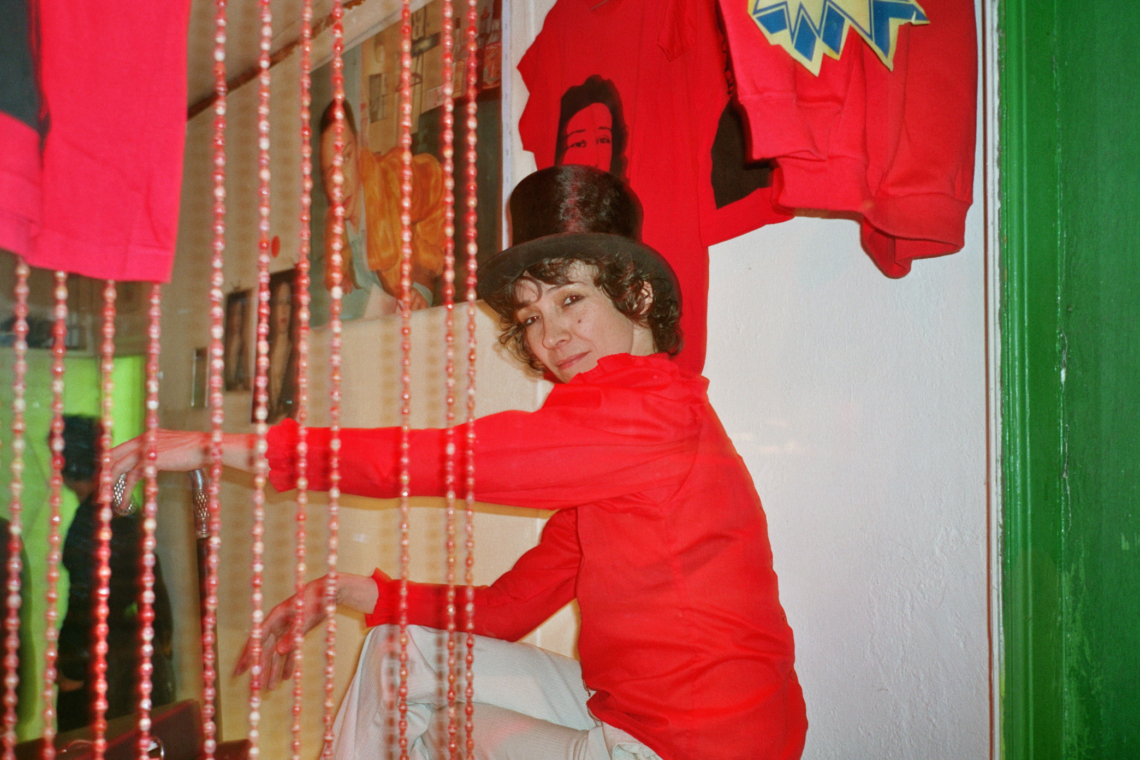 Esther Eppstein im Schaufenster des message salon shop und videoclubs, Universitätsstrasse 115, Zürich