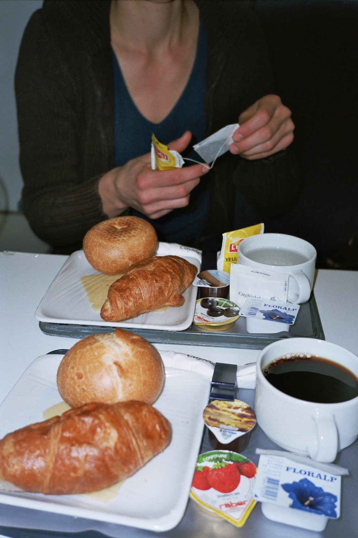 Im Nachtzug nach Hamburg, Esther Eppstein und Saskja Rosset