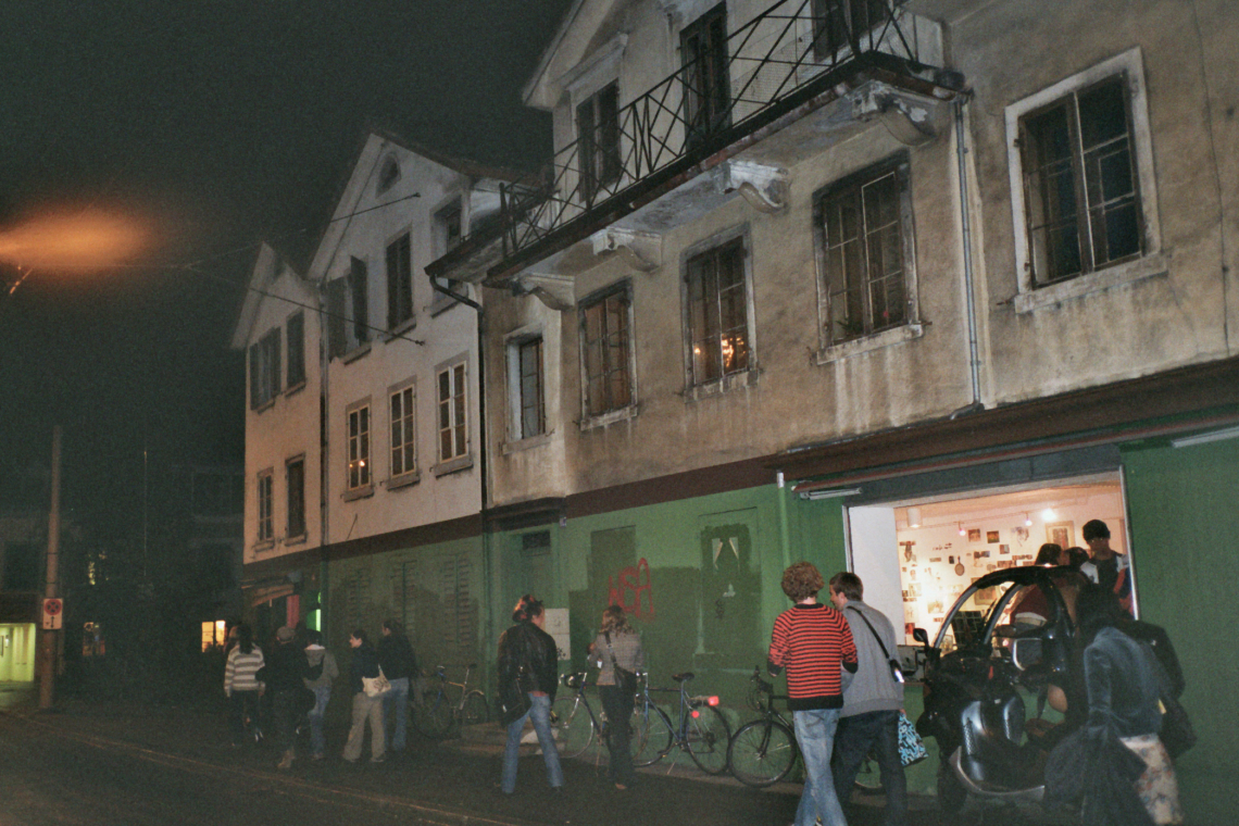 The audience walks together to the film screening on the first floor, message salon Rigiplatz, Zurich.