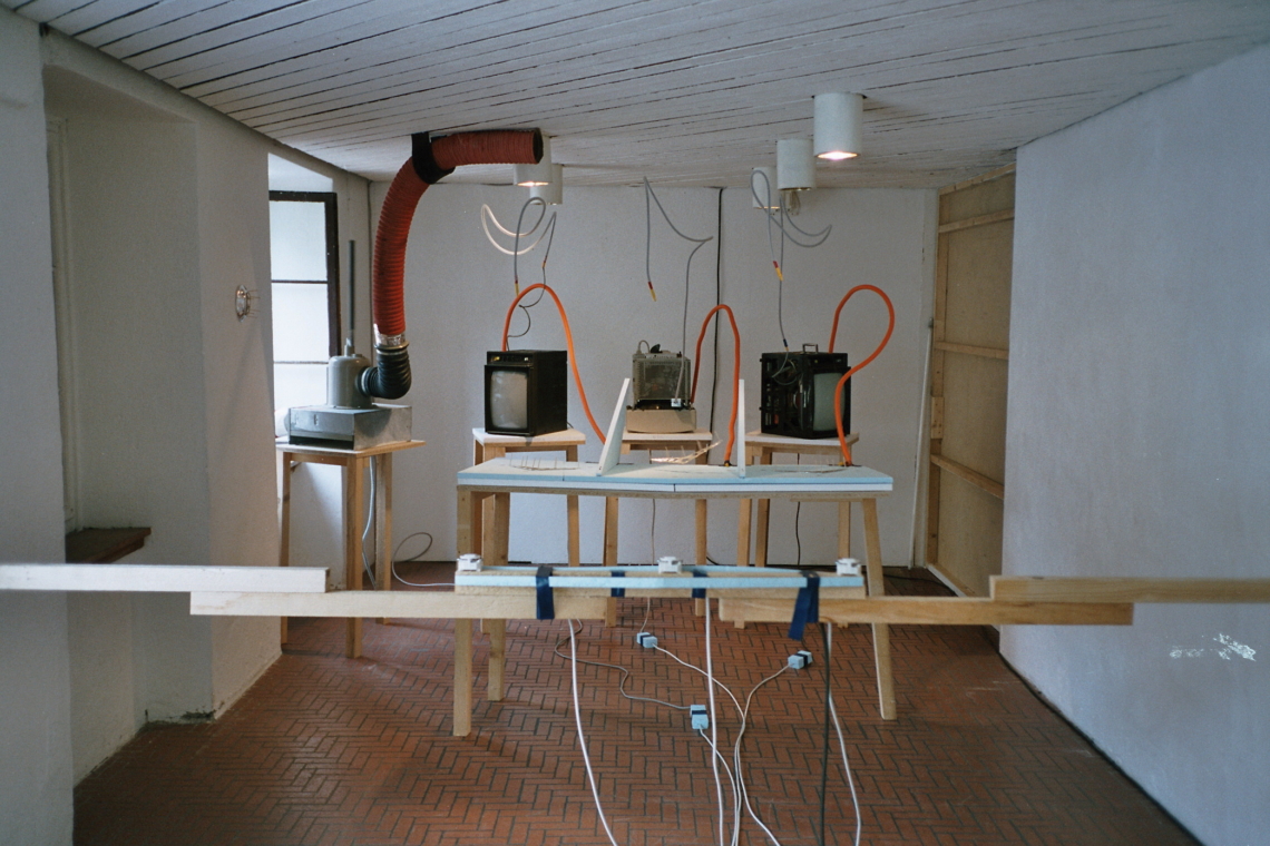 PAC "plus 100 Artists Group Exhibition", Horia Cosmin Samoila "Lifters", message salon Rigiplatz, Zurich
