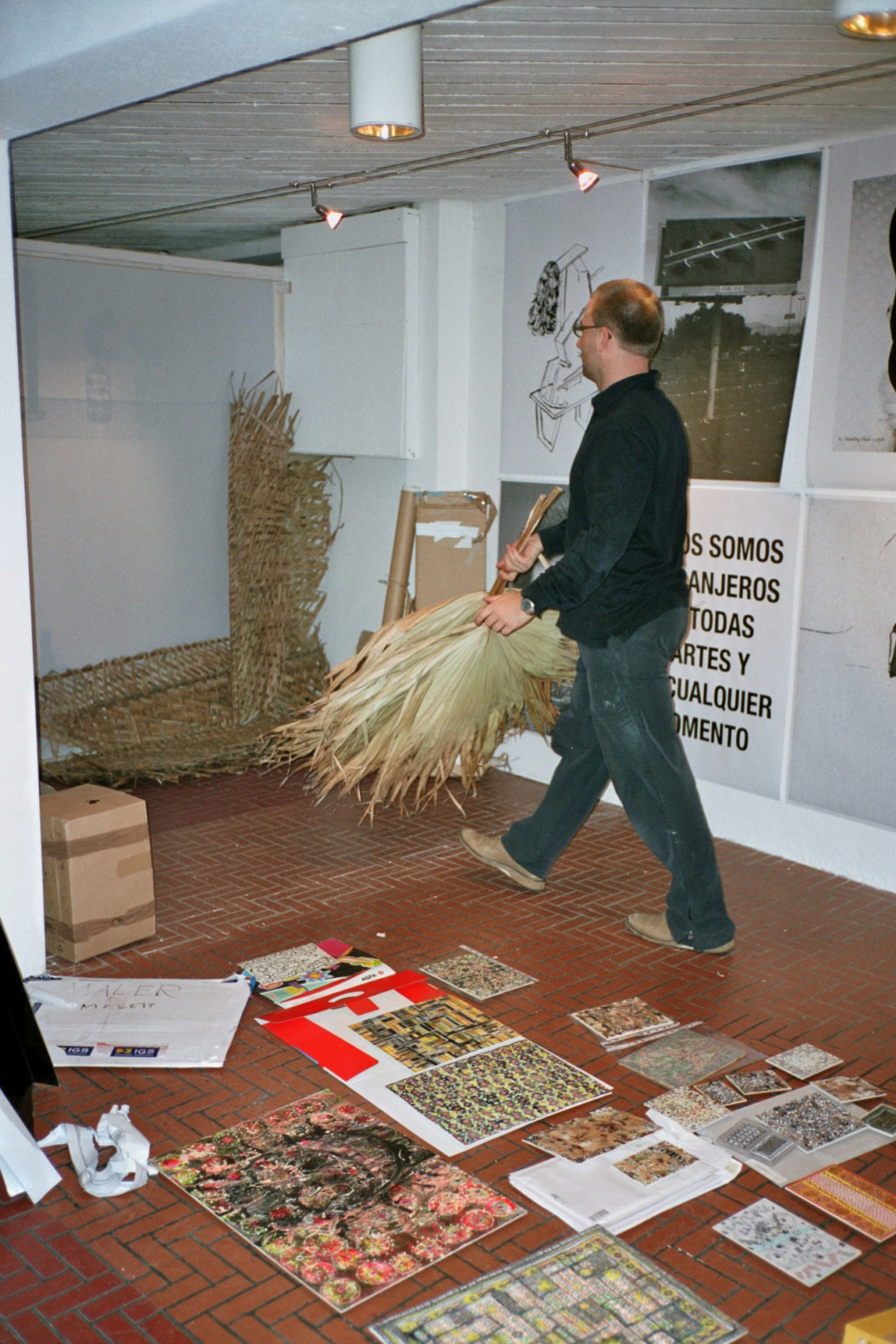 planet22 "microscopium/ out of orbit", Dirk Meinzer, Aufbau der Ausstellung, message salon Rigiplatz, Zürich