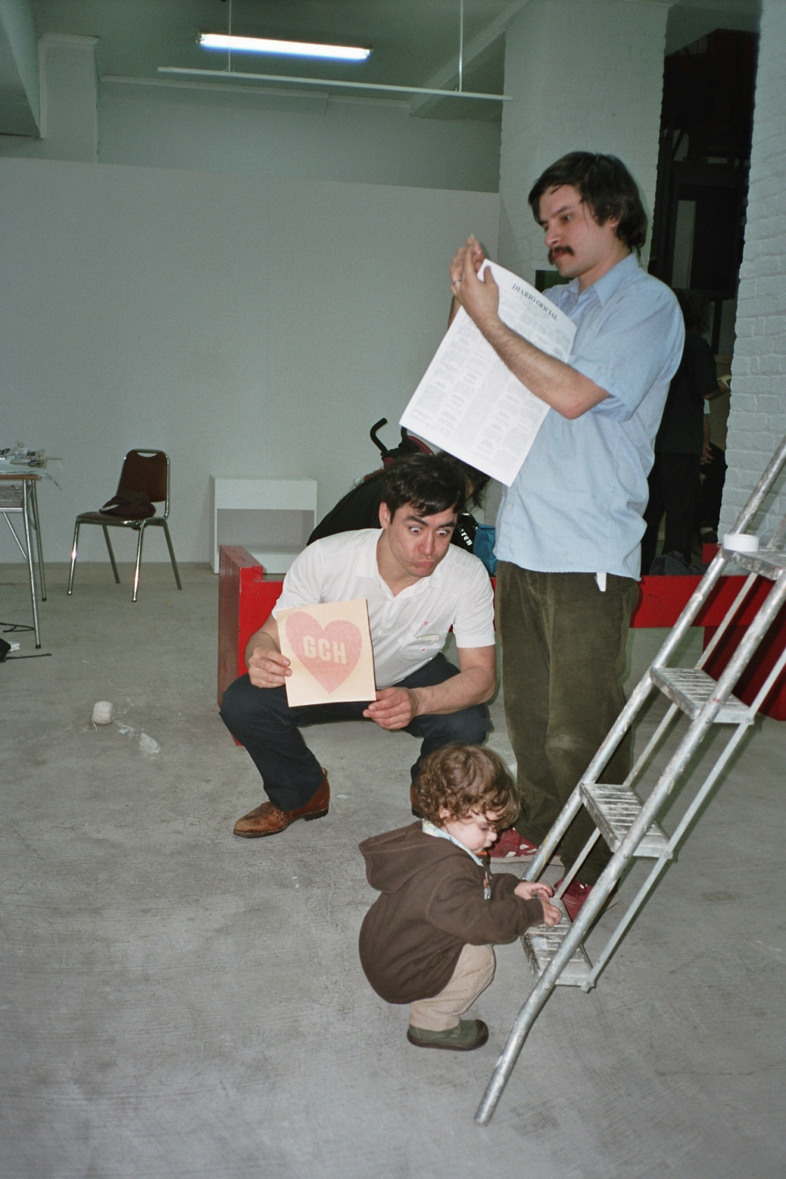 EiEi, Aufbau der Ausstellung, Felipe Mujica und Diego Fernandez, Galeria Chilena, Document Center, Valparaiso, Chile