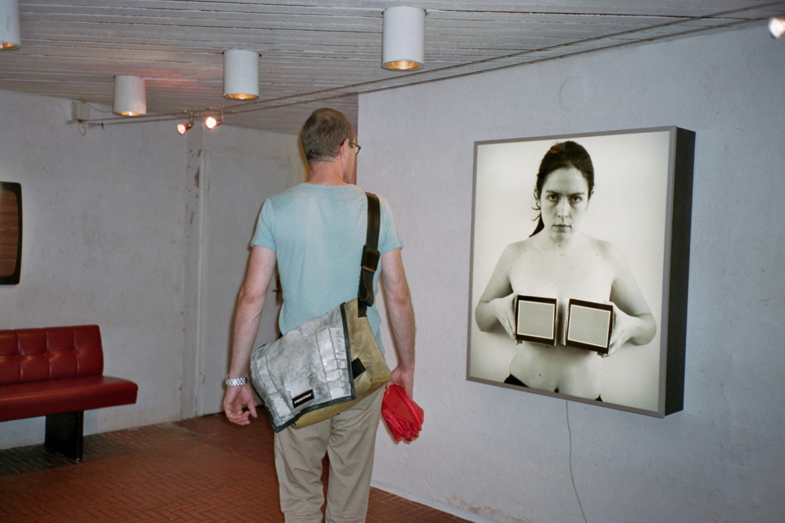 Clare Goodwin "Un-plugged TV shop", message salon, Rigiplatz, Zürich