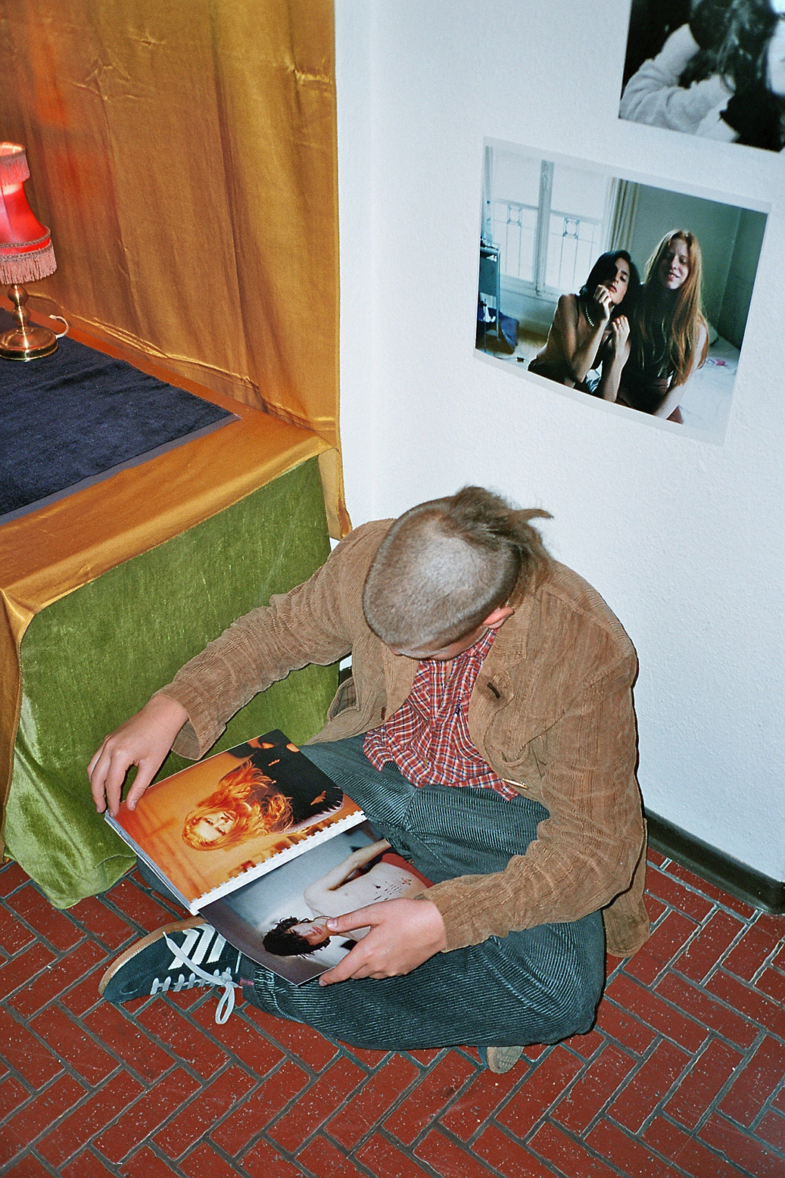 Ruth Erdt "Hunde, Hasen und Wurfgeschosse", message salon Rigiplatz, Zürich 