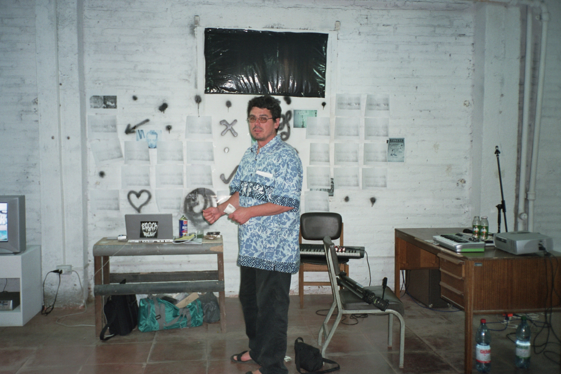 EiEi, Aufbau "In Situ Action", Claudio Fernandez Sini, Galeria Chilena, Valparaiso port, Chile