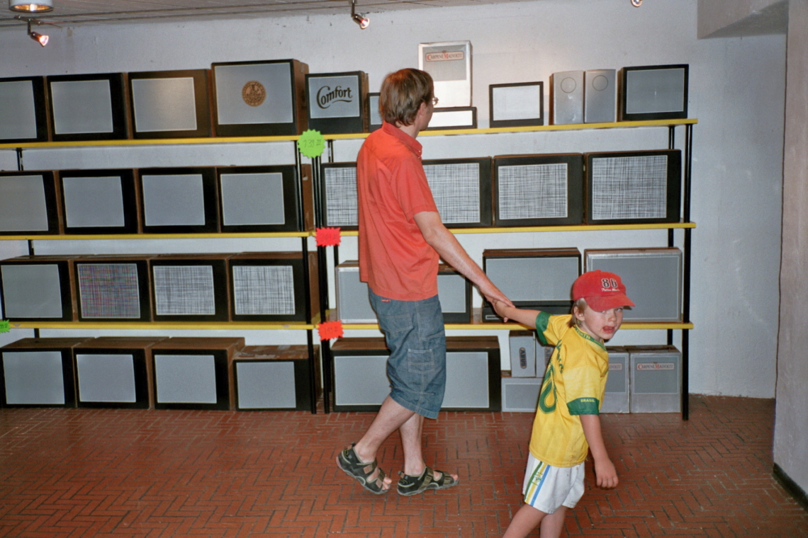 Clare Goodwin "Un-plugged TV shop", message salon, Rigiplatz, Zürich