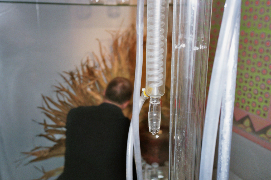 planet22 "microscopium/ out of orbit", Dirk Meinzer, Aufbau der Ausstellung, message salon Rigiplatz, Zürich