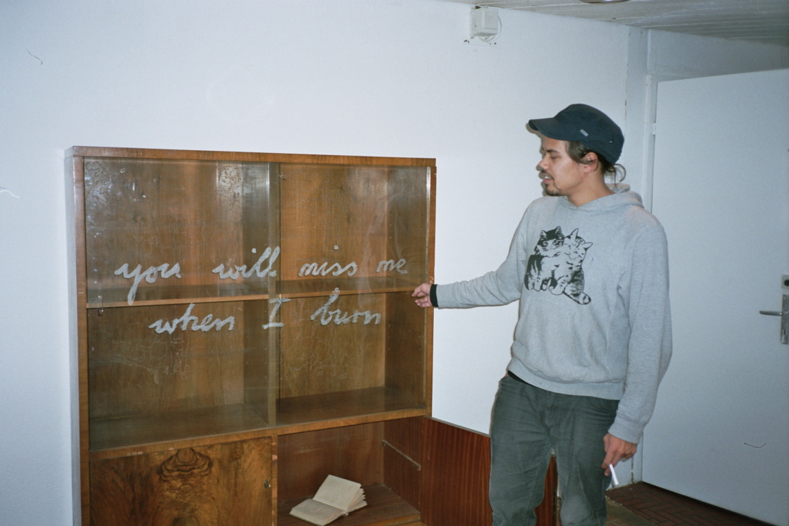 Jean-Claude Freymond-Guth "You will miss me when I burn", message salon Rigiplatz, Zürich