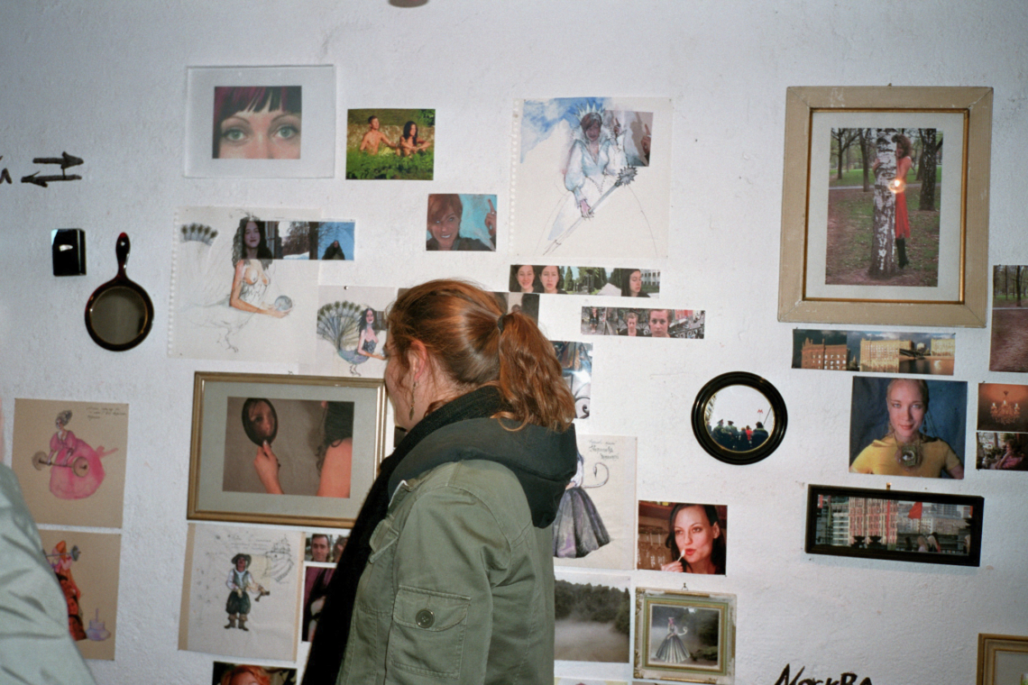 Maria Pomiansky, Installation accompanying the film "Sunny from inside to outside", message salon Rigiplatz, Zurich