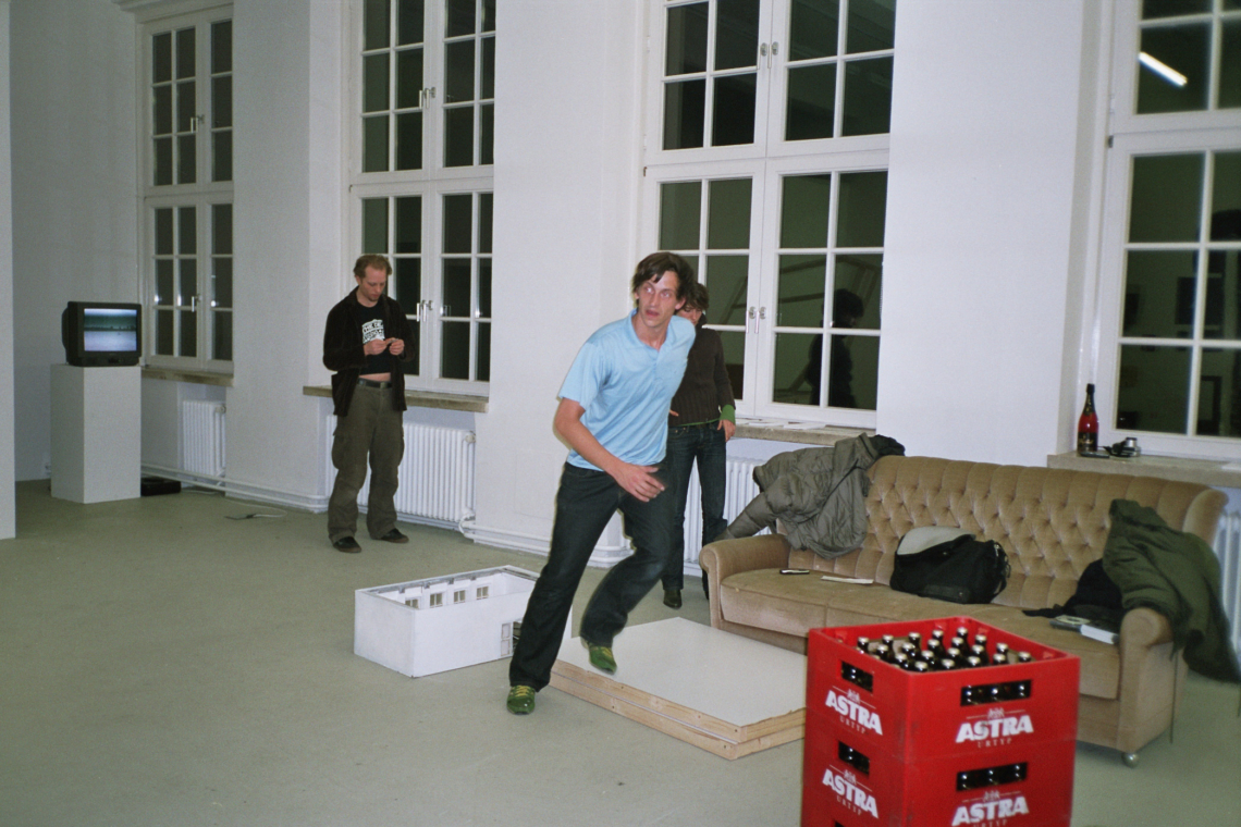 "Run-Spaces", Aufbau der Ausstellung, mit Kurator Tjorg Beer, G.d.H.f.b.K, Hamburg, Deutschland 