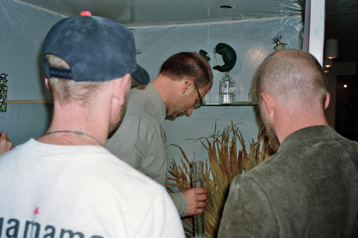 planet22 "microscopium/ out of orbit", Dirk Meinzer "Sirenen-Bar", message salon Rigiplatz, Zürich