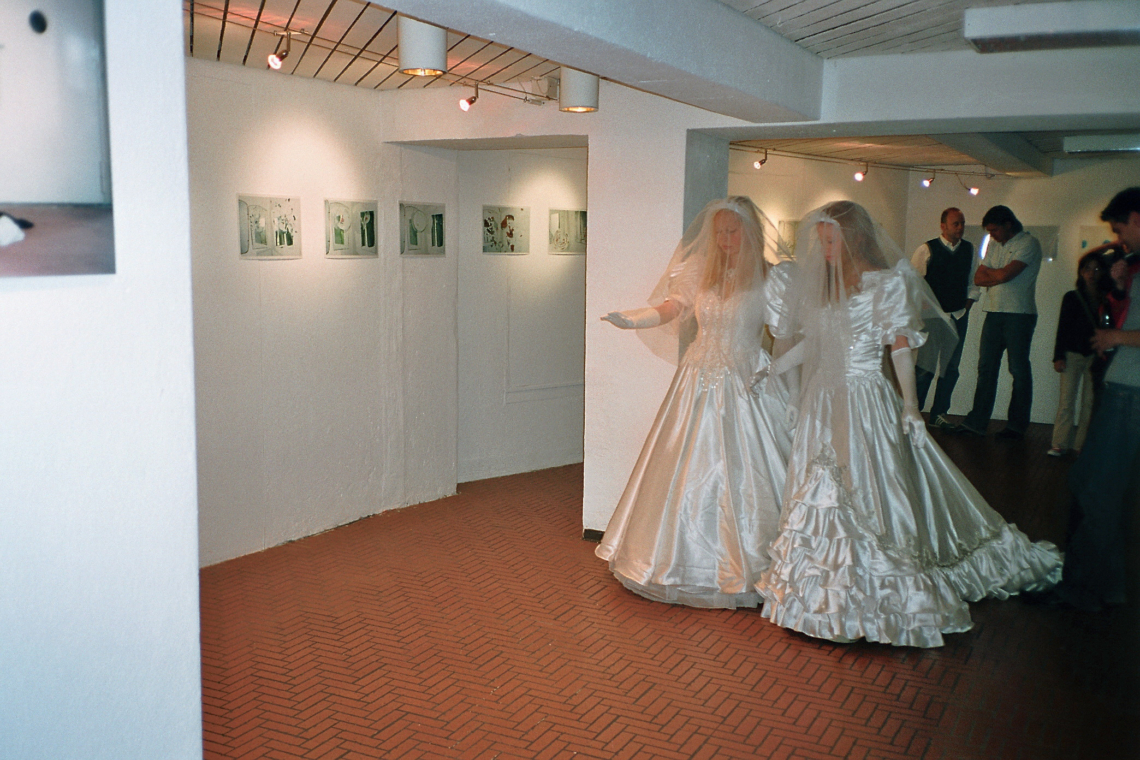 Ruth Erdt "Hunde, Hasen und Wurfgeschosse", Performance von Eva Vuillemin, message salon Rigiplatz, Zürich 