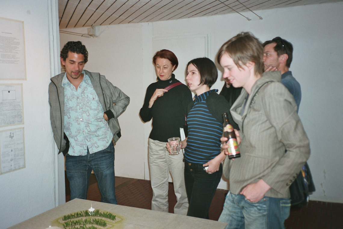 Isabela Branč "Bez naslova – ohne Titel", die Künstlerin führt durch ihre Ausstellung,  message salon Rigplatz, Zürich