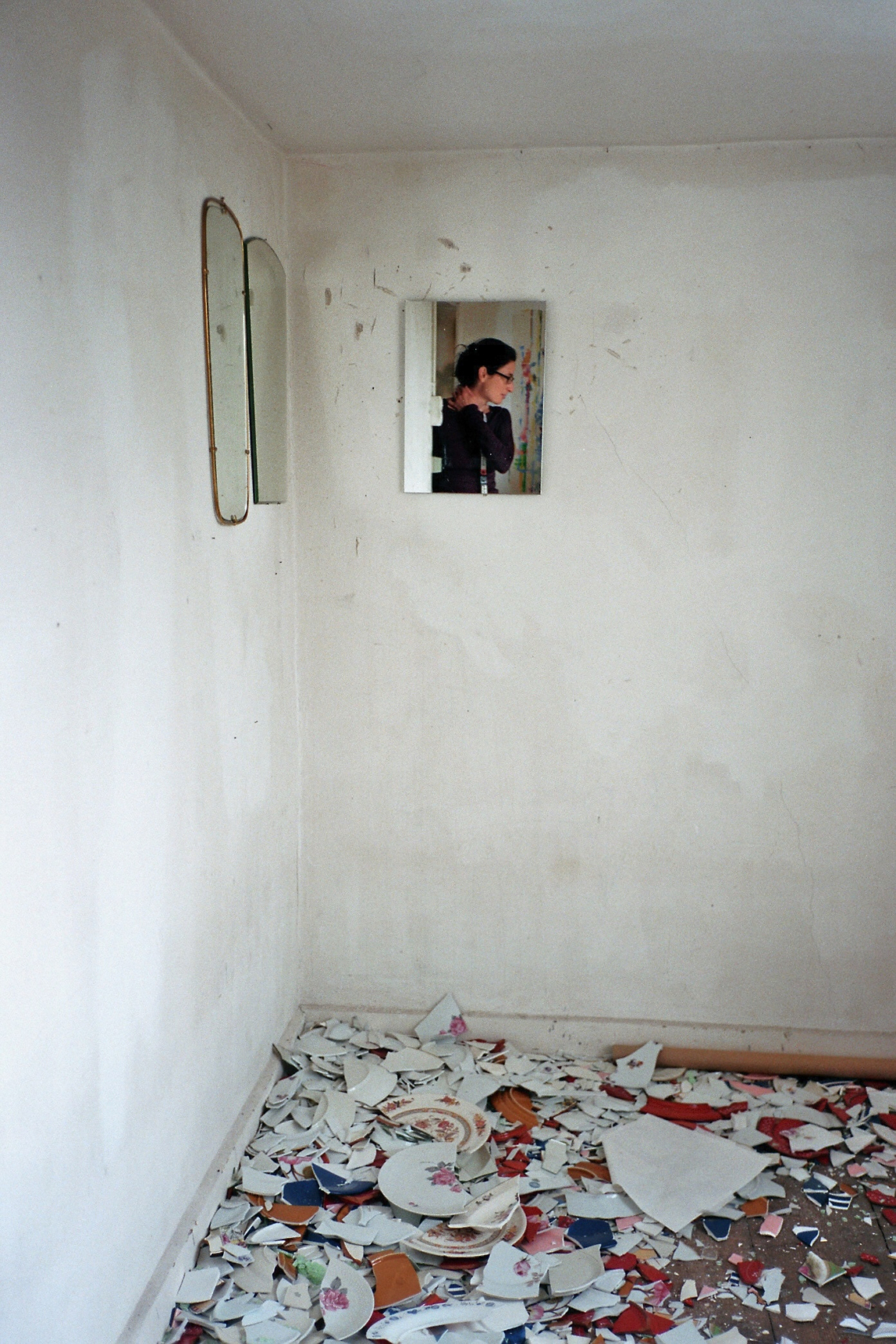 Ruth Erdt in Vorbereitung zur Ausstellung, "Hunde, Hasen und Wurfgeschosse", message salon Rigiplatz, Zürich 