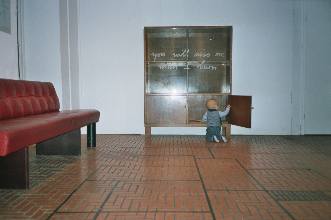 Jean-Claude Freymond-Guth "You will miss me when I burn", message salon Rigiplatz, Zurich