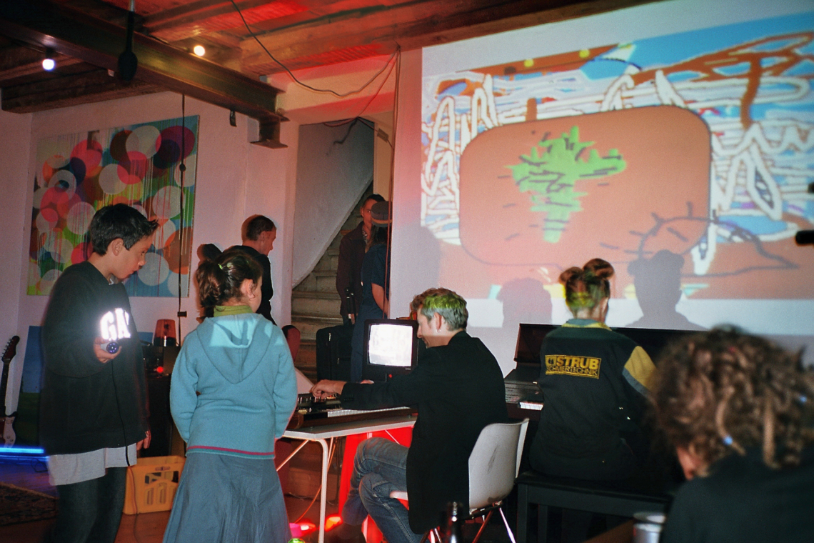 Miss Stini Chatzemusig, d'Rumpelchammere, message salon Rigiplatz, Zürich