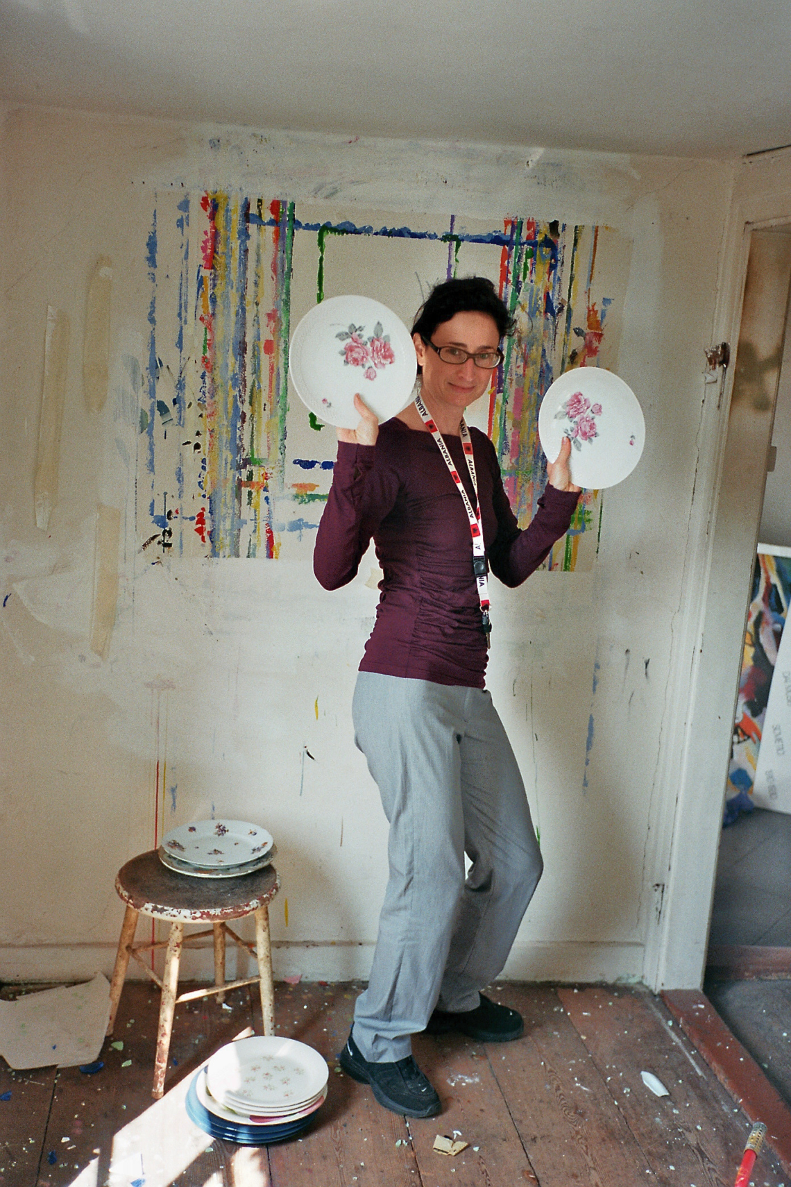 Ruth Erdt in Vorbereitung zur Ausstellung, "Hunde, Hasen und Wurfgeschosse", message salon Rigiplatz, Zürich 