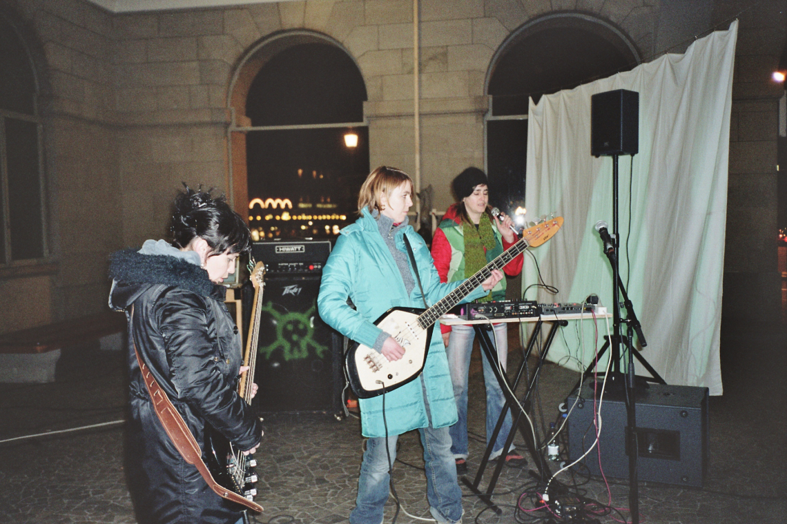 message salon präsentiert "Schanghai" (Stini Arn, Monika Schori, Franziska Koch), Musik-Performance, Aufbau und Soundcheck, Helmhaus Zürich