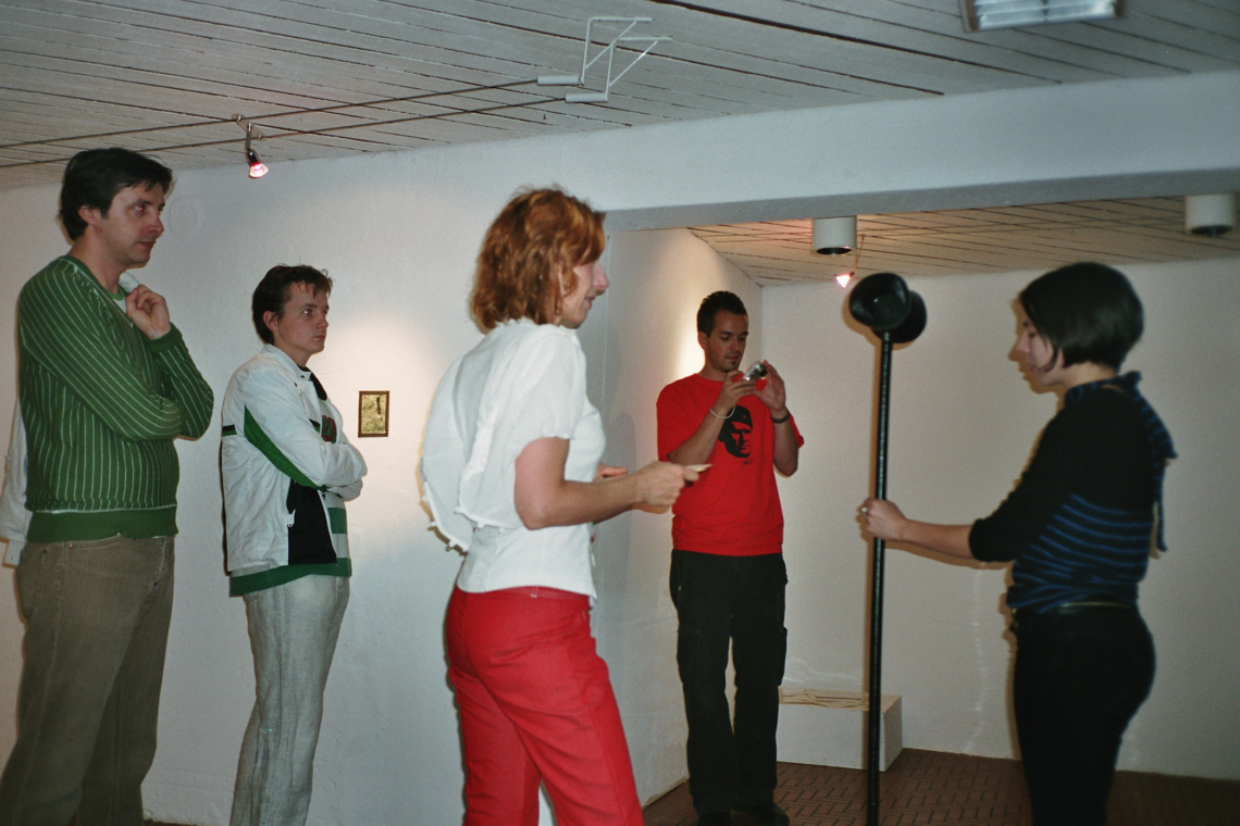 Isabela Branč "Bez naslova – ohne Titel", die Künstlerin führt durch ihre Ausstellung,  message salon Rigplatz, Zürich