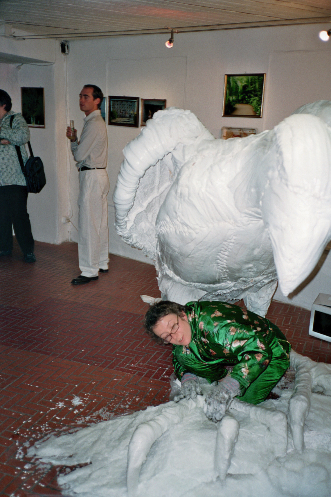 biopop. hinakunst. unkraut. "Jagdfieber", Vernissage, performance by Hiva Strüver, message salon Rigiplatz, Zurich