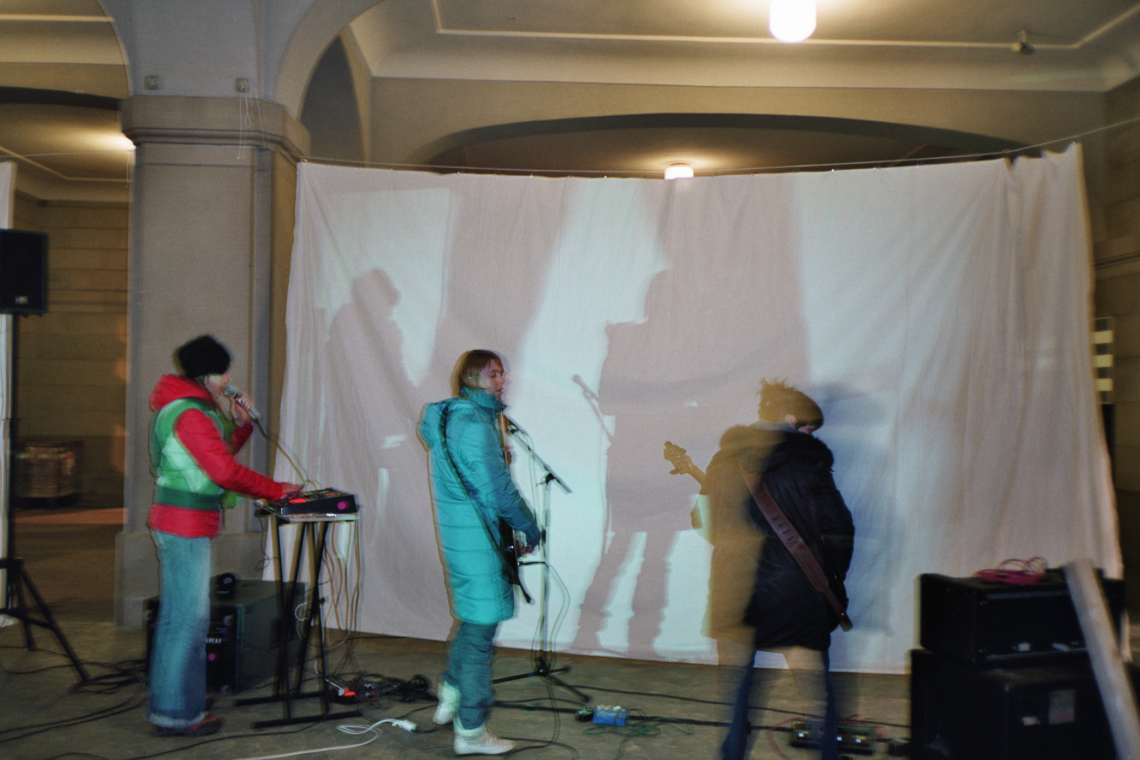 message salon präsentiert "Schanghai" (Stini Arn, Monika Schori, Franziska Koch) Musik-Performance, Aufbau und Soundcheck, Helmhaus Zürich