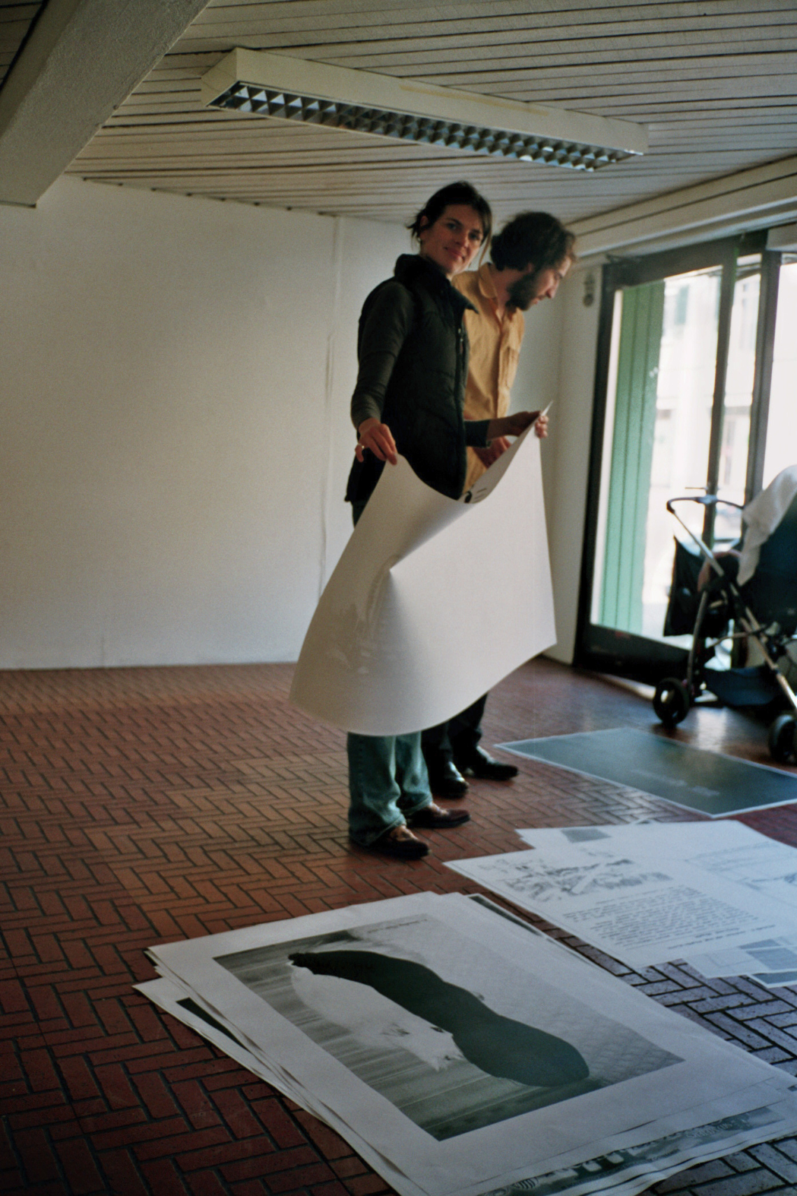 planet22 "microscopium/ out of orbit", Peter Stoffel und Solvej Dufour Andersen, Aufbau der Ausstellung, message salon Rigiplatz, Zürich