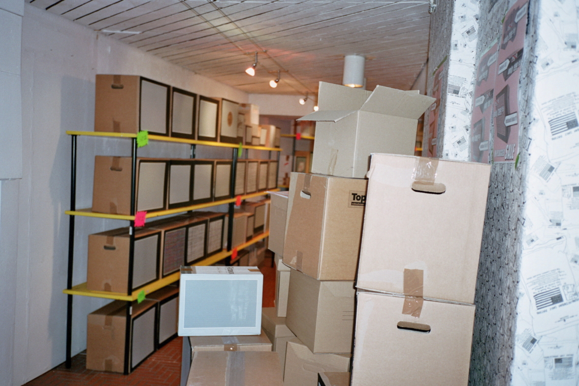 Clare Goodwin "Un-plugged TV shop", message salon, Rigiplatz, Zürich