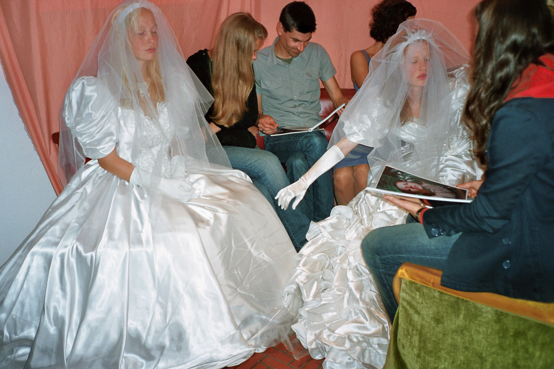 Ruth Erdt "Hunde, Hasen und Wurfgeschosse", Performance von Eva Vuillemin, message salon Rigiplatz, Zürich 