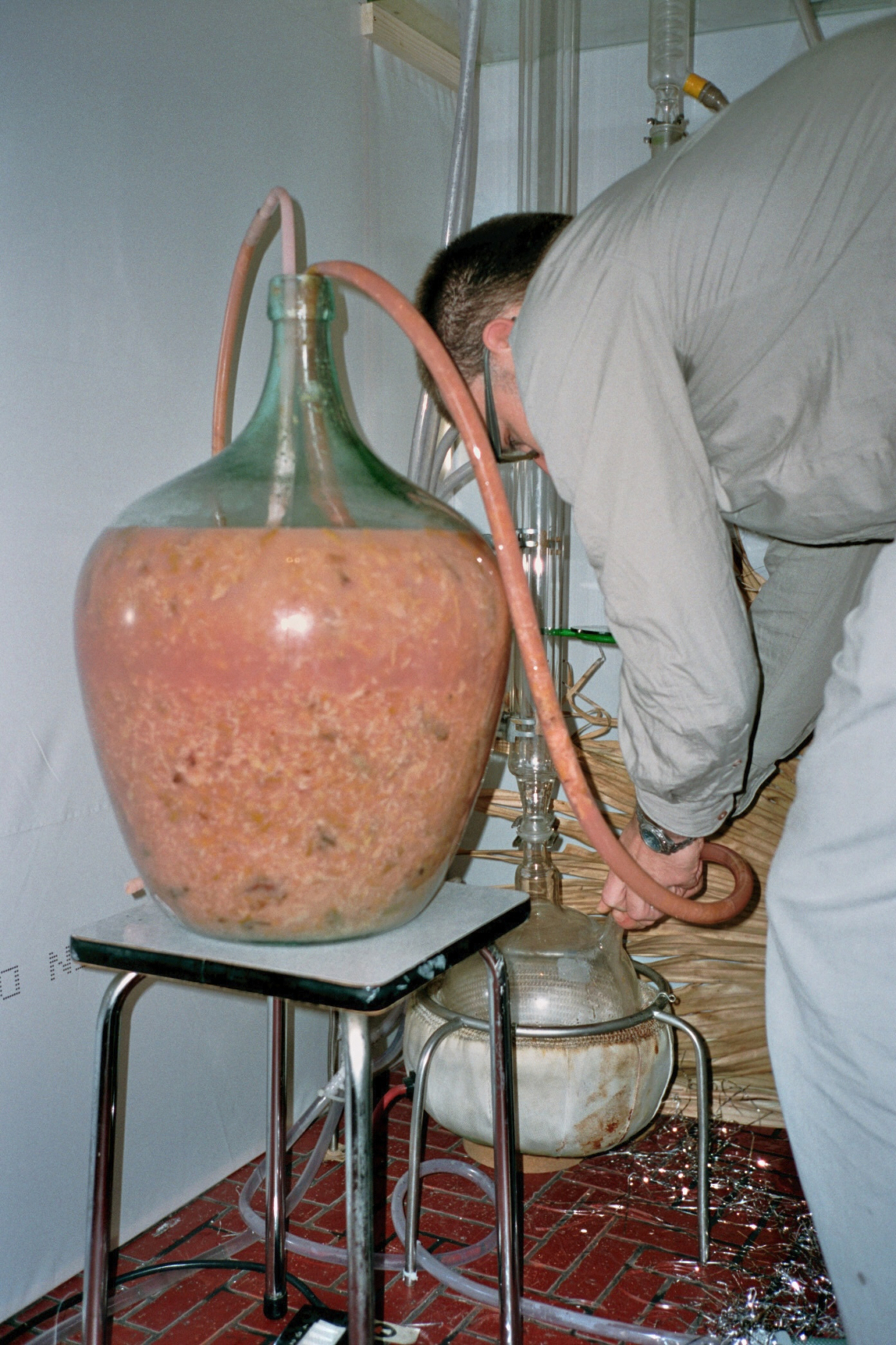 planet22 "microscopium/ out of orbit", Dirk Meinzer, Ansetzen des Gebräus, message salon Rigiplatz, Zürich