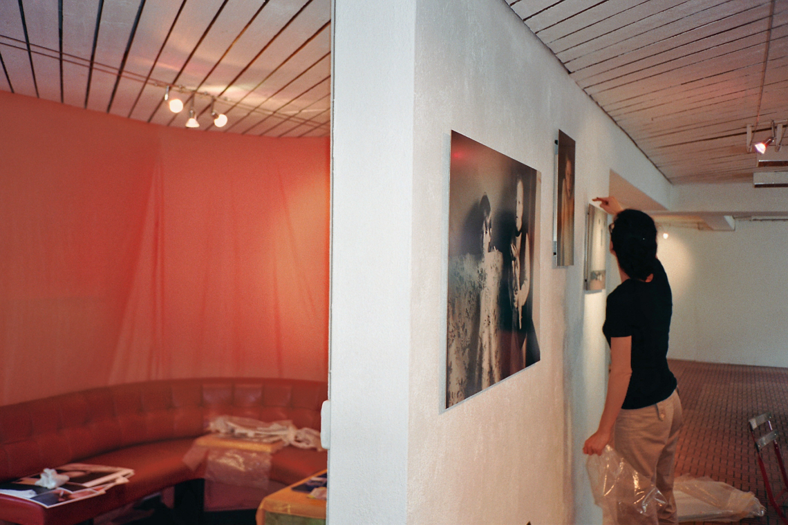 Ruth Erdt "Hunde, Hasen und Wurfgeschosse", Aufbau der Ausstellung, message salon Rigiplatz, Zürich 