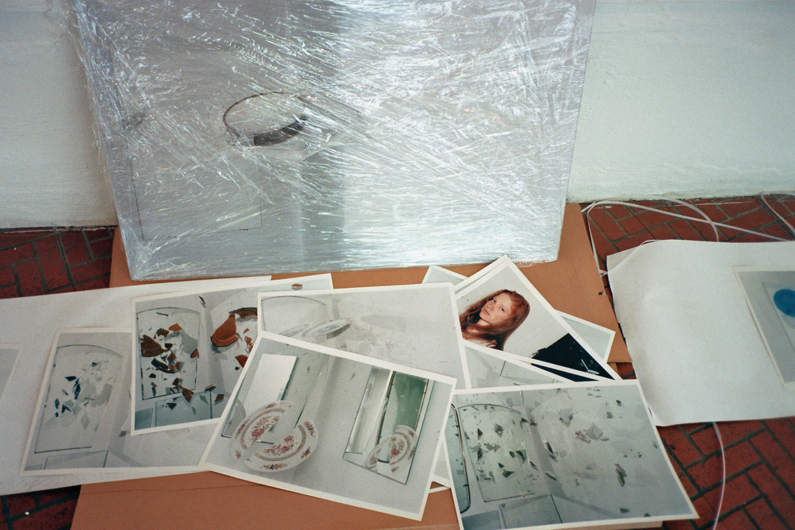 Ruth Erdt "Hunde, Hasen und Wurfgeschosse", Aufbau der Ausstellung, message salon Rigiplatz, Zürich 