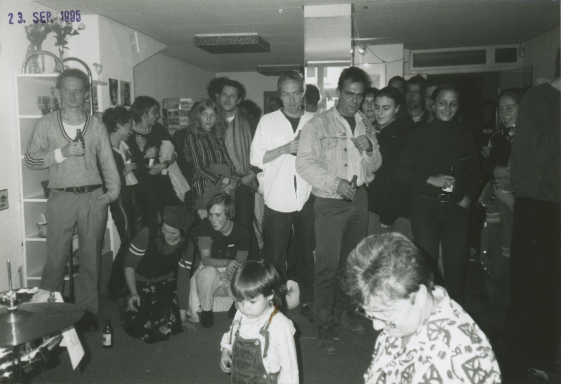 Selina Trepp und Esther Eppstein "Bodenlose Tiefpreise – alles ist käuflich", Bilderladen Monotony, Zürich