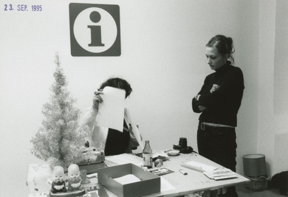 Selina Trepp und Esther Eppstein "Bodenlose Tiefpreise – alles ist käuflich", das Empfangsbüro im Bilderladen Monotony, Zürich