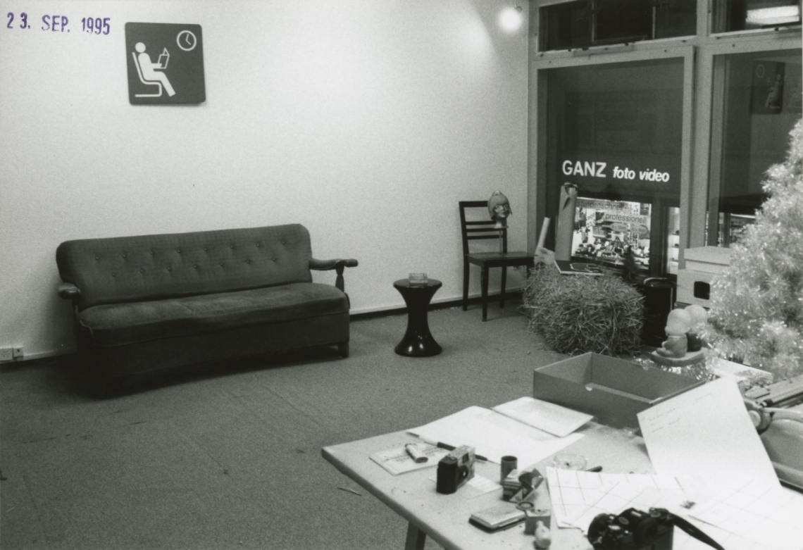 Selina Trepp und Esther Eppstein "Bodenlose Tiefpreise – alles ist käuflich", das Empfangsbüro im Bilderladen Monotony, Zürich