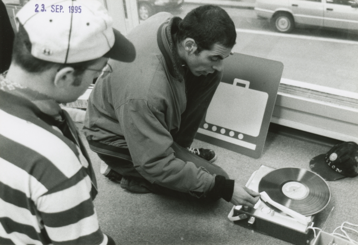 Selina Trepp und Esther Eppstein "Bodenlose Tiefpreise – alles ist käuflich", Bilderladen Monotony, Zürich