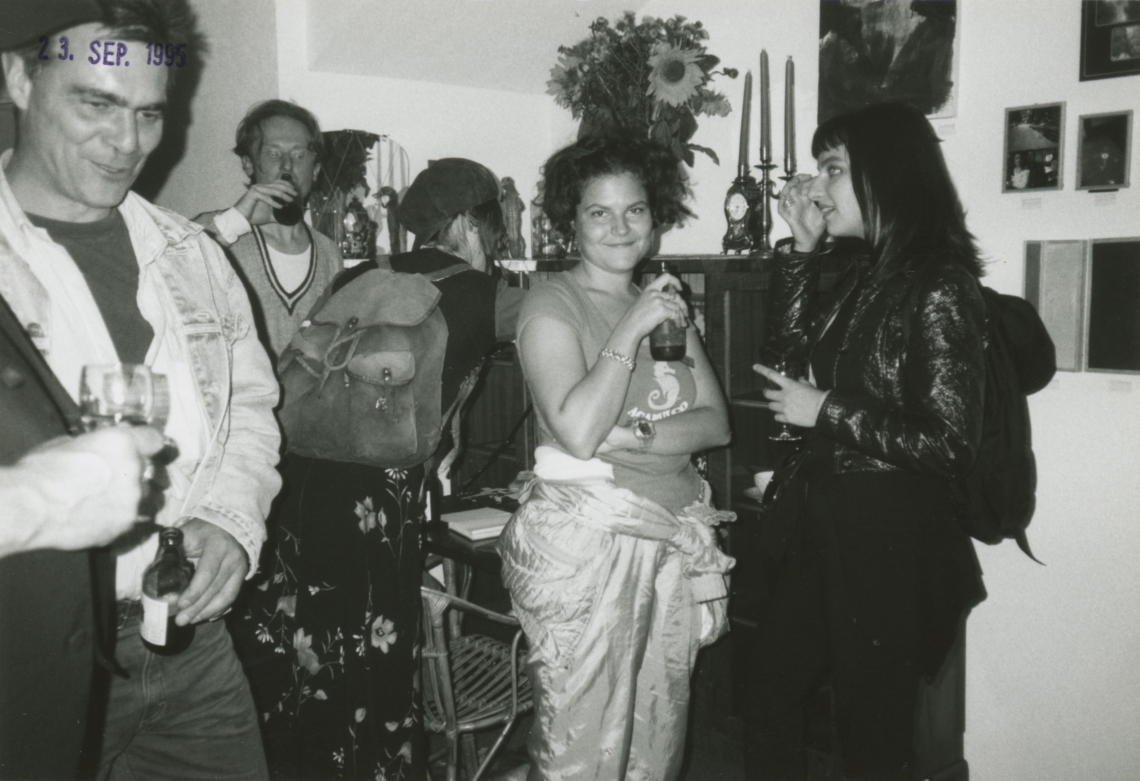 Selina Trepp und Esther Eppstein "Bodenlose Tiefpreise – alles ist käuflich", Bilderladen Monotony, Zürich