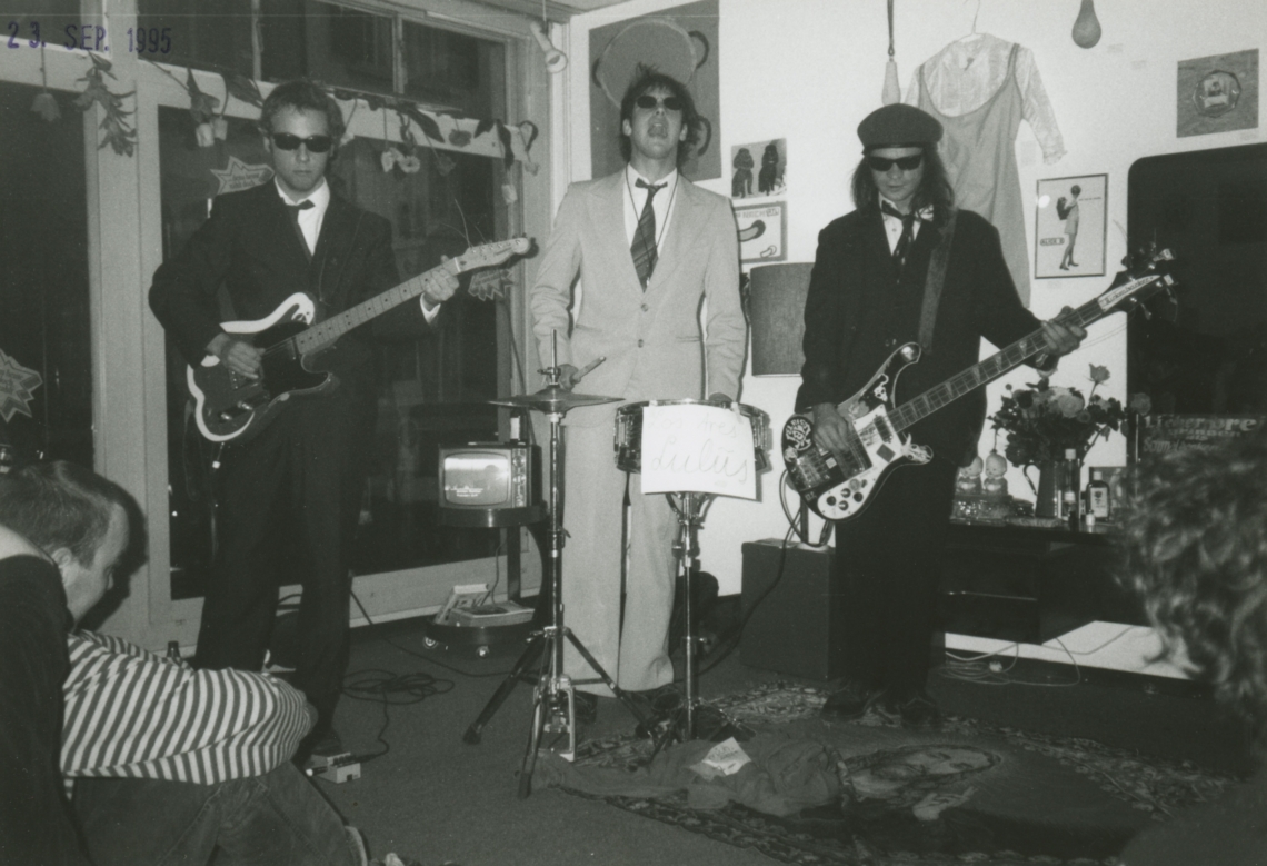 Selina Trepp und Esther Eppstein "Bodenlose Tiefpreise – alles ist käuflich", Konzert mit Los Tres Lulus, Bilderladen Monotony, Zürich